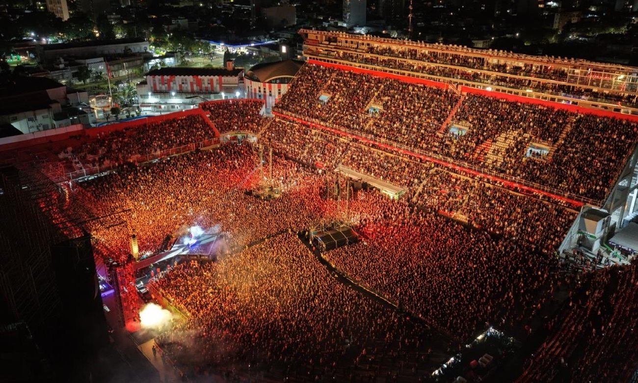 Vista aérea del Estadio 15 de Abril colmado durante el recital de Tan Biónica, en una noche histórica para la ciudad. Foto: Gentileza.