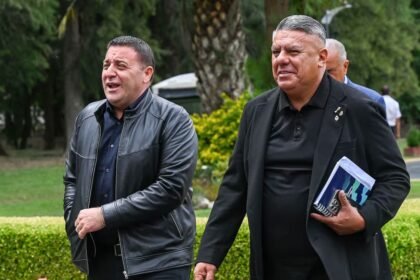 Claudio Tapia y Pablo Toviggino, dirigentes clave del fútbol argentino, en una imagen de archivo durante una actividad institucional.