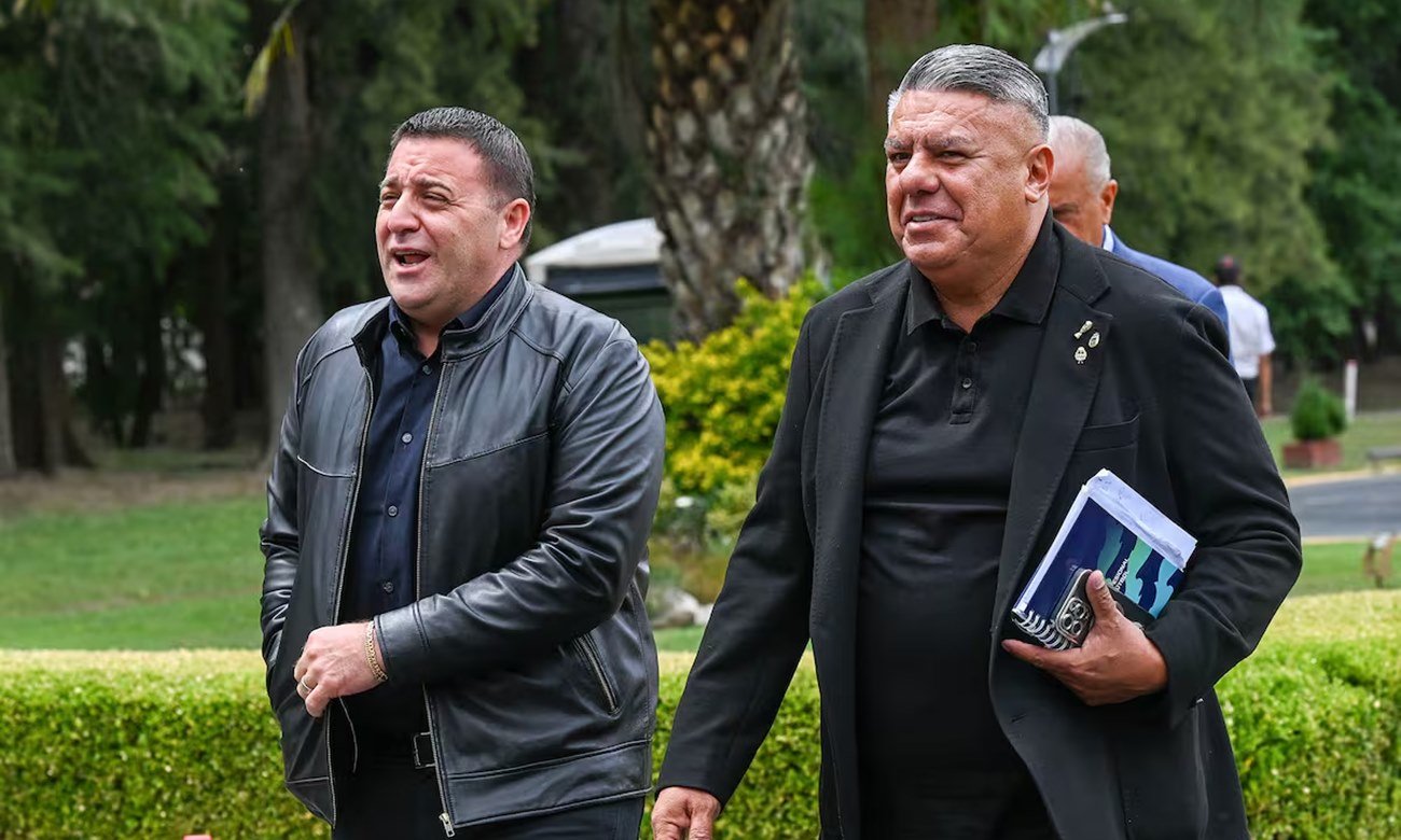 Claudio Tapia y Pablo Toviggino, dirigentes clave del fútbol argentino, en una imagen de archivo durante una actividad institucional.