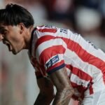 Cristian Tarragona celebra su gol con la camiseta de Unión en el estadio 15 de Abril, desatando la euforia de los hinchas rojiblancos.