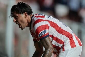 Cristian Tarragona celebra su gol con la camiseta de Unión en el estadio 15 de Abril, desatando la euforia de los hinchas rojiblancos.