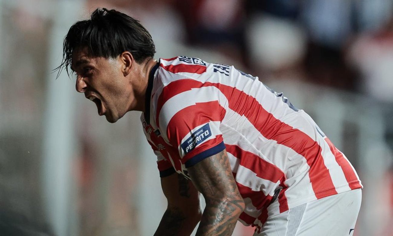 Cristian Tarragona celebra su gol con la camiseta de Unión en el estadio 15 de Abril, desatando la euforia de los hinchas rojiblancos.