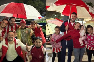 Hinchas de Unión de Santa Fe durante la vigilia por el 119° aniversario del club, en una noche marcada por la lluvia y la pasión rojiblanca. Foto: gentileza.