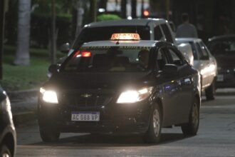 Un taxi circula por las calles de Santa Fe, en una imagen representativa del servicio de transporte urbano. Foto: Archivo.