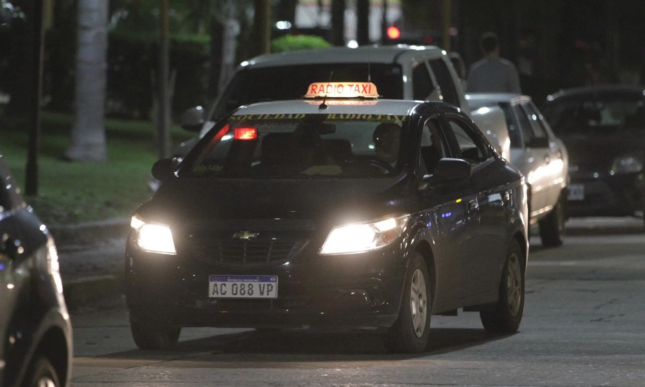 Un taxi circula por las calles de Santa Fe, en una imagen representativa del servicio de transporte urbano. Foto: Archivo.