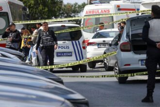 Operativo de seguridad en las inmediaciones de una sede diplomática tras un incidente armado en una zona urbana.