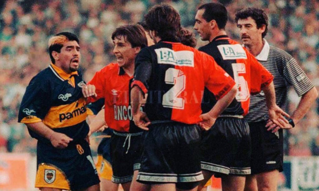 Julio César Toresani durante el recordado partido entre Boca y Colón en 1995, escenario de su histórico cruce con Diego Maradona, en una imagen de archivo.