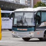 Un vehículo de transporte interurbano circula por una ruta de la provincia de Santa Fe. Foto de archivo.