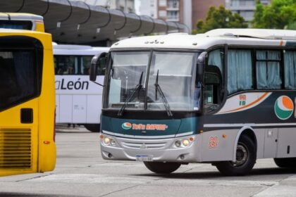Un vehículo de transporte interurbano circula por una ruta de la provincia de Santa Fe. Foto de archivo.