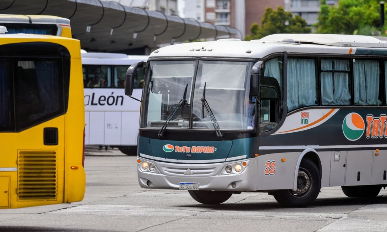 Un vehículo de transporte interurbano circula por una ruta de la provincia de Santa Fe. Foto de archivo.