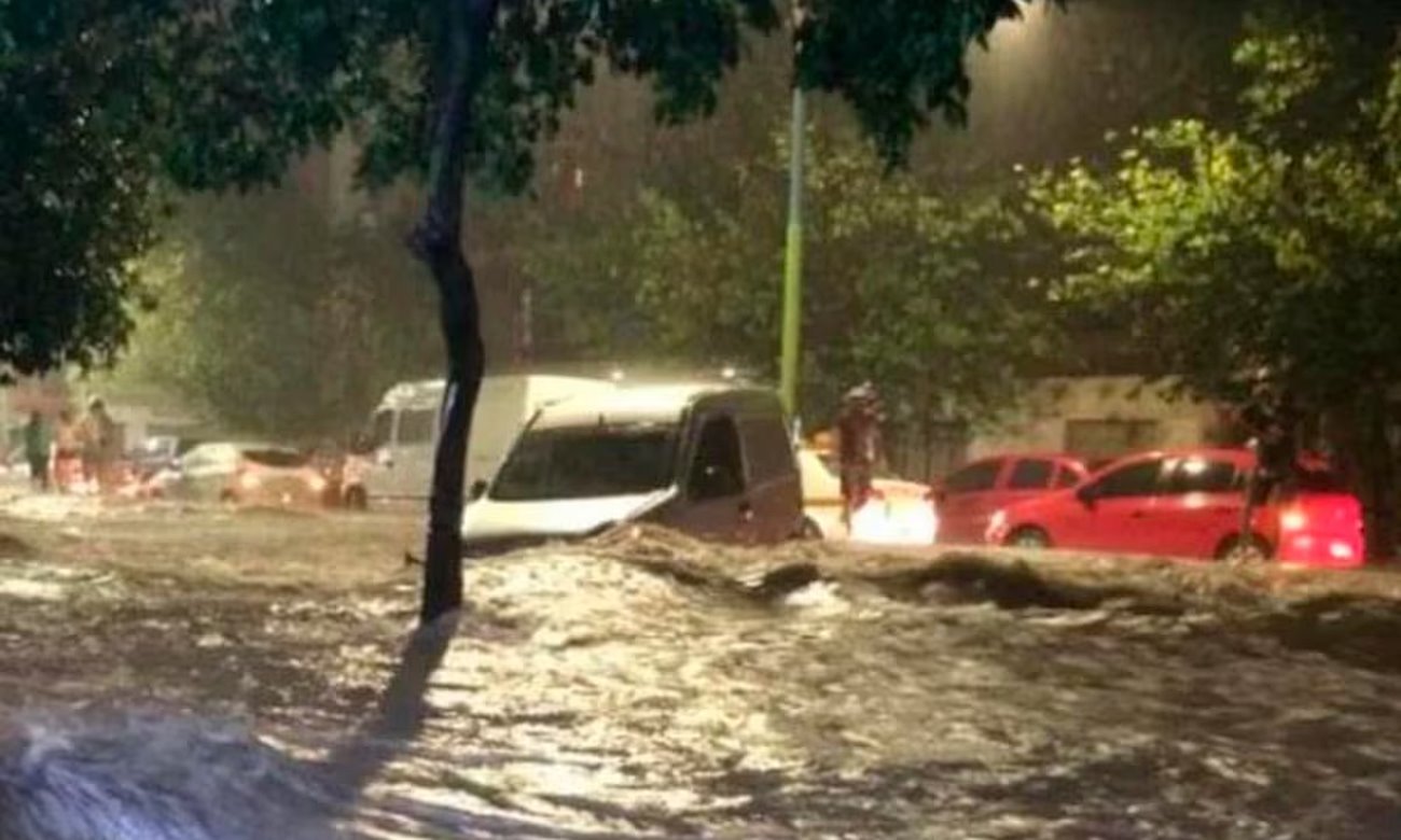 Calles anegadas y viviendas afectadas tras el fuerte temporal que impactó en Tucumán.