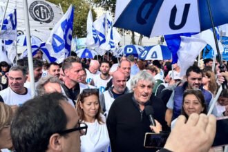 Movilización de docentes nucleados en UDA durante una jornada de reclamo salarial. Imagen de archivo.