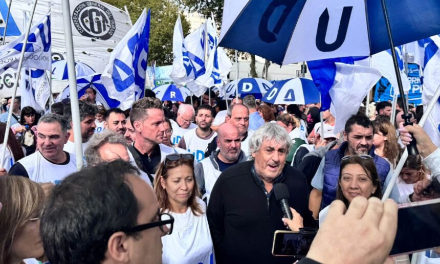Movilización de docentes nucleados en UDA durante una jornada de reclamo salarial. Imagen de archivo.