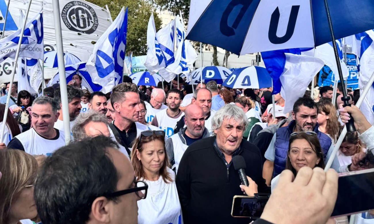 Movilización de docentes nucleados en UDA durante una jornada de reclamo salarial. Imagen de archivo.