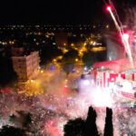 Hinchas del Club Atlético Unión celebran un nuevo aniversario en la emblemática Avenida López y Planes, en una postal de pasión y pertenencia rojiblanca. Foto de archivo.
