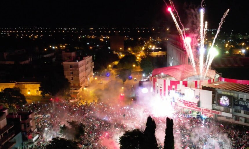 Hinchas del Club Atlético Unión celebran un nuevo aniversario en la emblemática Avenida López y Planes, en una postal de pasión y pertenencia rojiblanca. Foto de archivo.