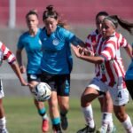 Jugadoras de Unión y Belgrano disputan el balón durante el empate sin goles en el estadio 15 de Abril por el torneo femenino de AFA.