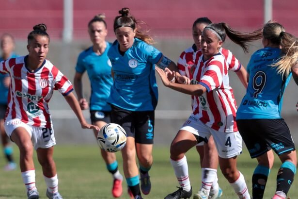Jugadoras de Unión y Belgrano disputan el balón durante el empate sin goles en el estadio 15 de Abril por el torneo femenino de AFA.