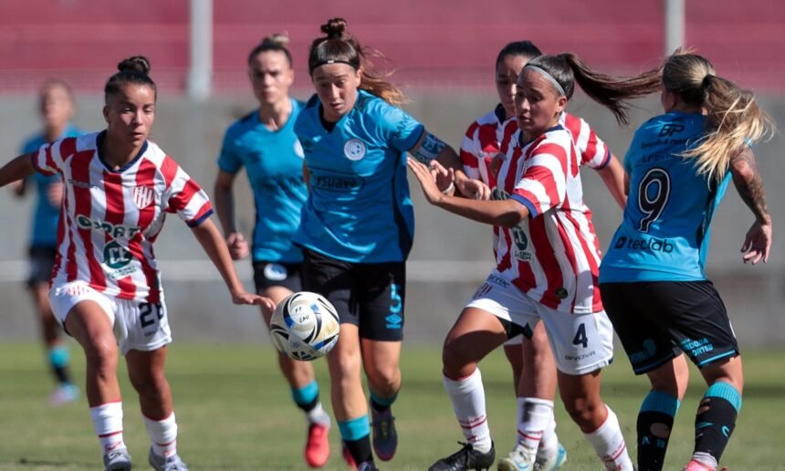 Jugadoras de Unión y Belgrano disputan el balón durante el empate sin goles en el estadio 15 de Abril por el torneo femenino de AFA.