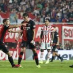 Unión y Newell’s protagonizan un partido intenso en el estadio 15 de Abril por el torneo local.