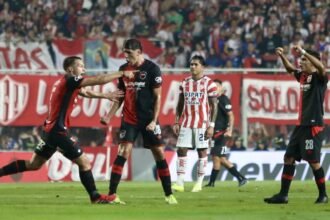 Unión y Newell’s protagonizan un partido intenso en el estadio 15 de Abril por el torneo local.
