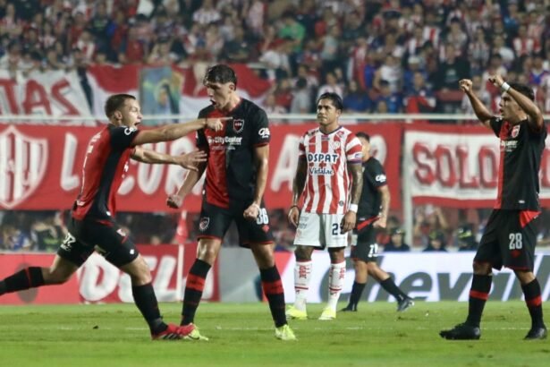 Unión y Newell’s protagonizan un partido intenso en el estadio 15 de Abril por el torneo local.