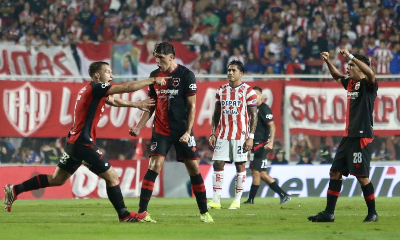 Unión y Newell’s protagonizan un partido intenso en el estadio 15 de Abril por el torneo local.