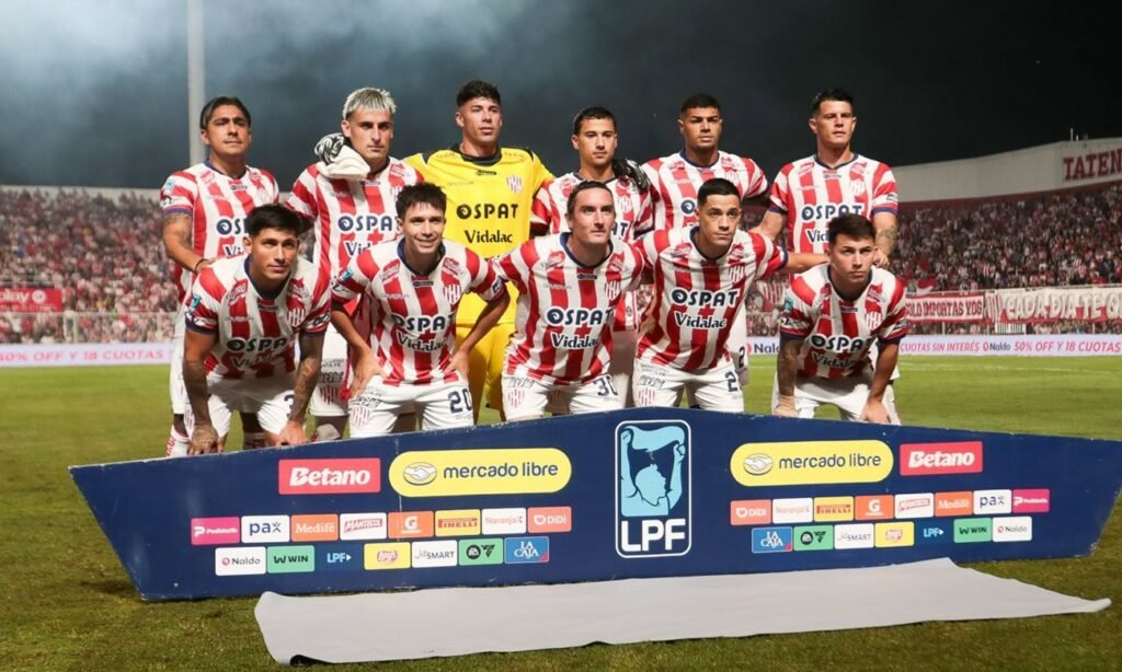 Formación inicial de Unión antes del comienzo del partido en el estadio 15 de Abril.