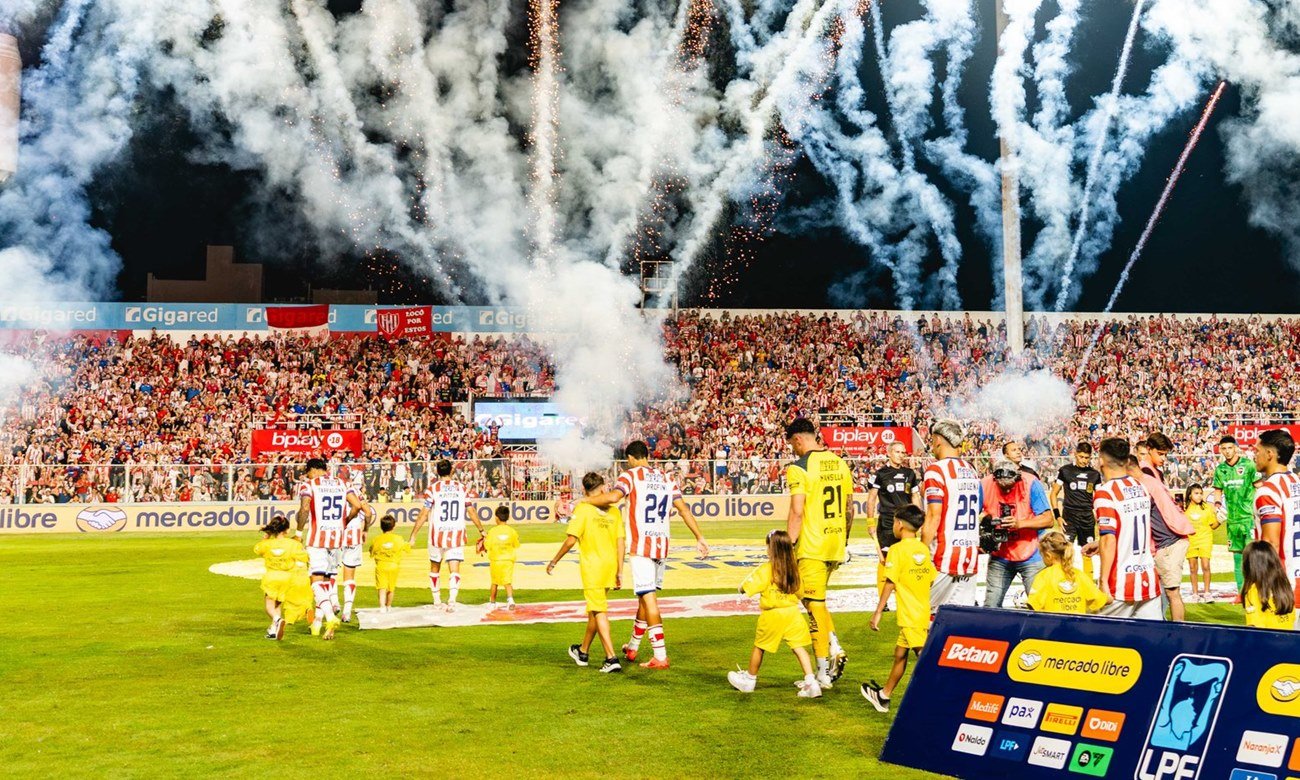 La pasión de los hinchas de Unión acompaña al equipo en otra noche especial en el estadio 15 de Abril.