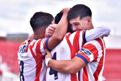 Jugadores de Unión celebran un gol en el clásico santafesino de reserva ante Colón en el estadio 15 de Abril.