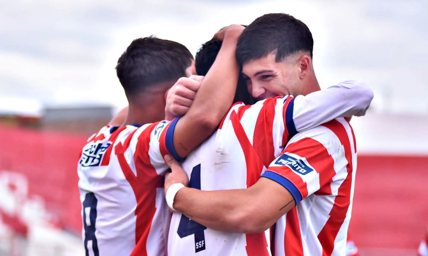 Jugadores de Unión celebran un gol en el clásico santafesino de reserva ante Colón en el estadio 15 de Abril.