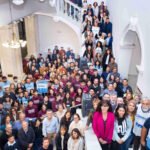 Comunidad universitaria reunida en el Rectorado de la UNL en defensa de la educación pública y la ciencia nacional.