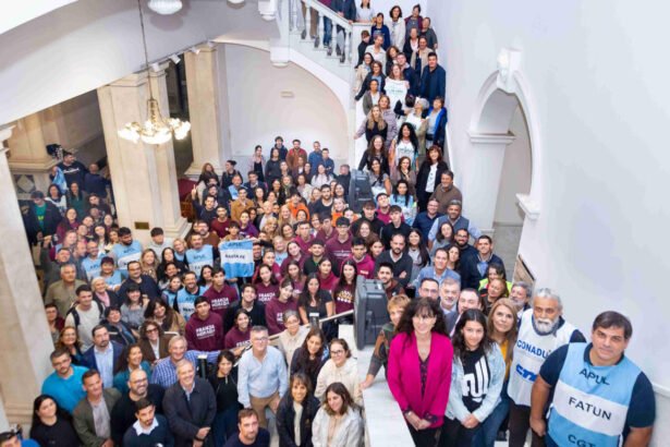 Comunidad universitaria reunida en el Rectorado de la UNL en defensa de la educación pública y la ciencia nacional.
