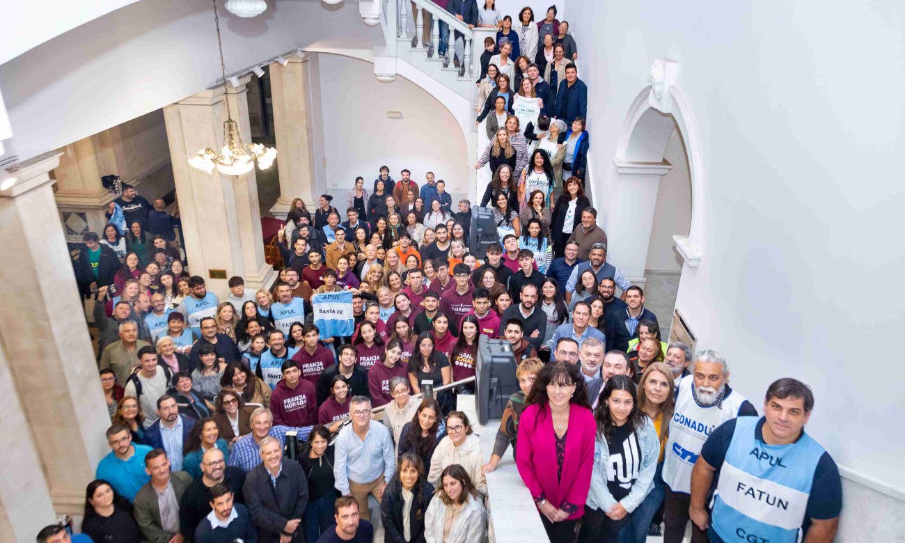 Comunidad universitaria reunida en el Rectorado de la UNL en defensa de la educación pública y la ciencia nacional.