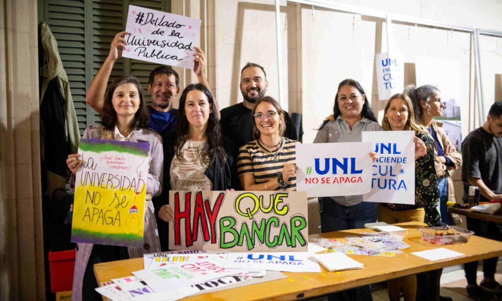 La comunidad universitaria participó de una jornada abierta en el Rectorado de la UNL en defensa de la educación pública y el financiamiento universitario.