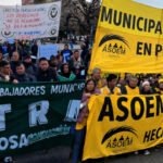Trabajadores municipales de UTRAM y ASOEM en movilizaciones separadas, en una imagen dividida que refleja el conflicto gremial en Sauce Viejo. Foto de archivo