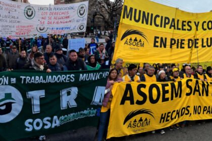 Trabajadores municipales de UTRAM y ASOEM en movilizaciones separadas, en una imagen dividida que refleja el conflicto gremial en Sauce Viejo. Foto de archivo