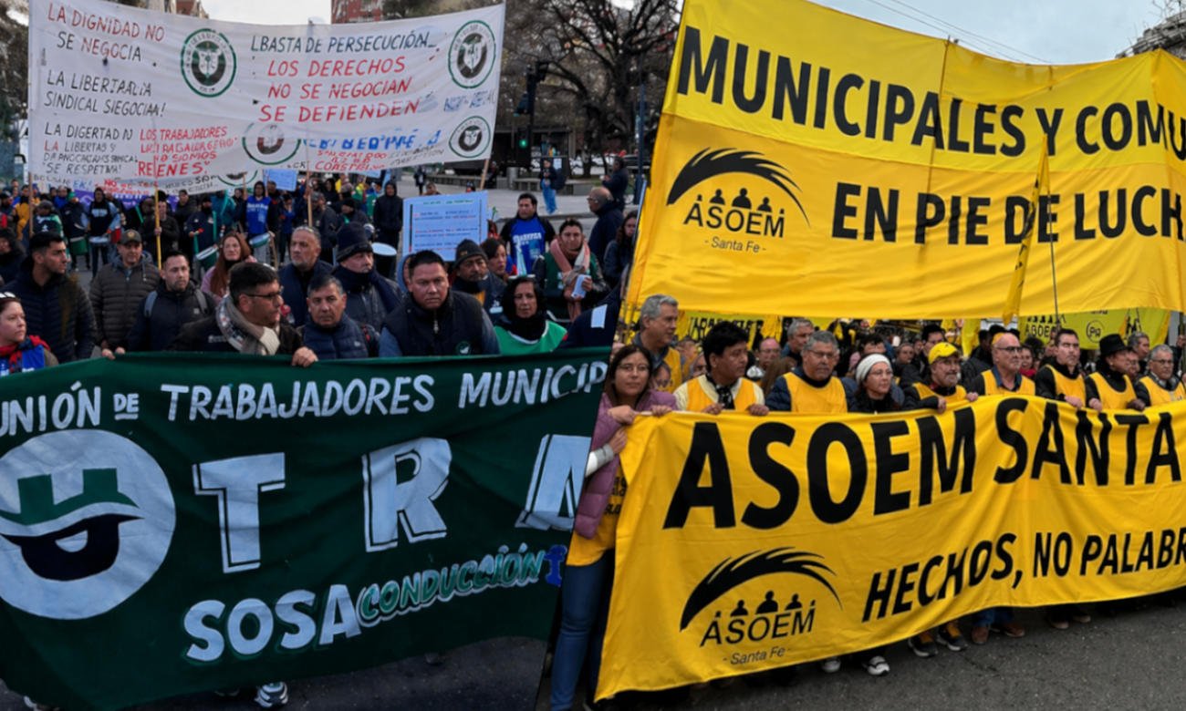 Trabajadores municipales de UTRAM y ASOEM en movilizaciones separadas, en una imagen dividida que refleja el conflicto gremial en Sauce Viejo. Foto de archivo