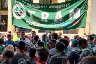 Trabajadores municipales nucleados a UTRAM participan de una jornada gremial en el marco de la organización sindical. Foto de archivo.
