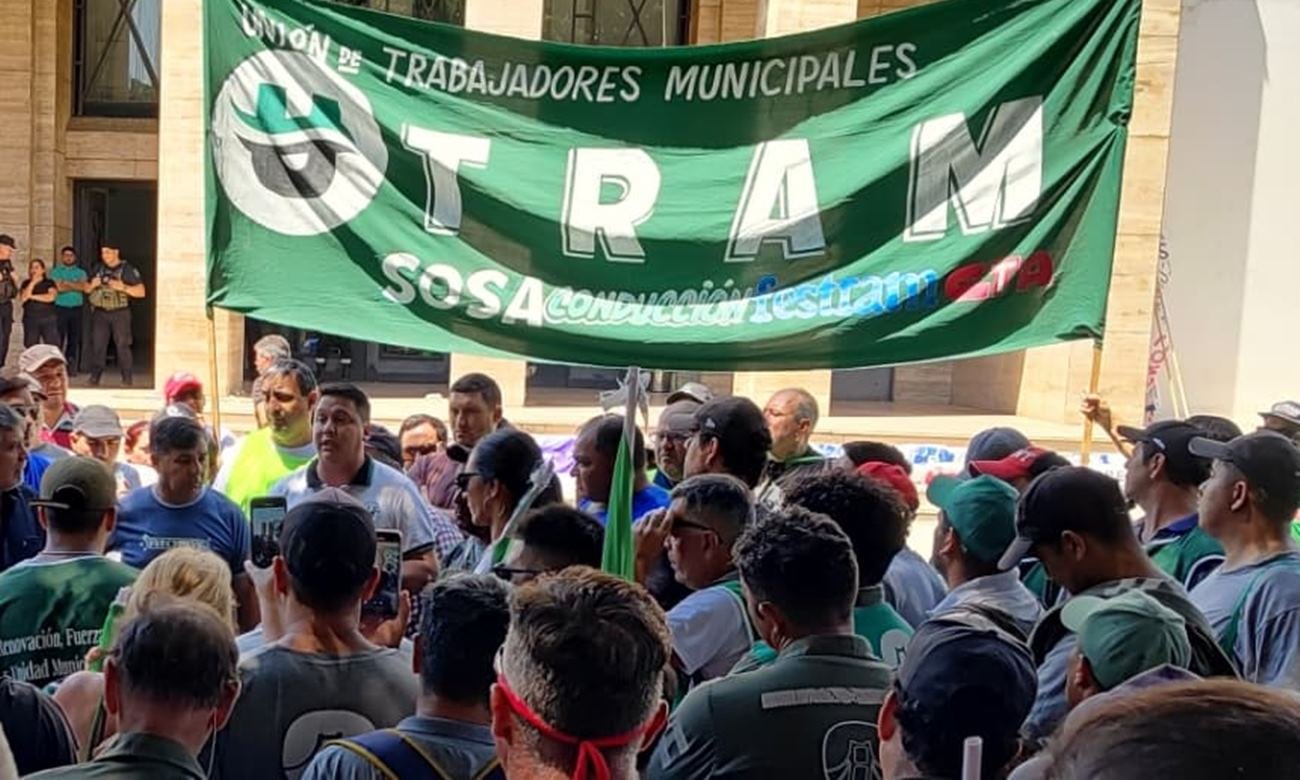 Trabajadores municipales nucleados a UTRAM participan de una jornada gremial en el marco de la organización sindical. Foto de archivo.