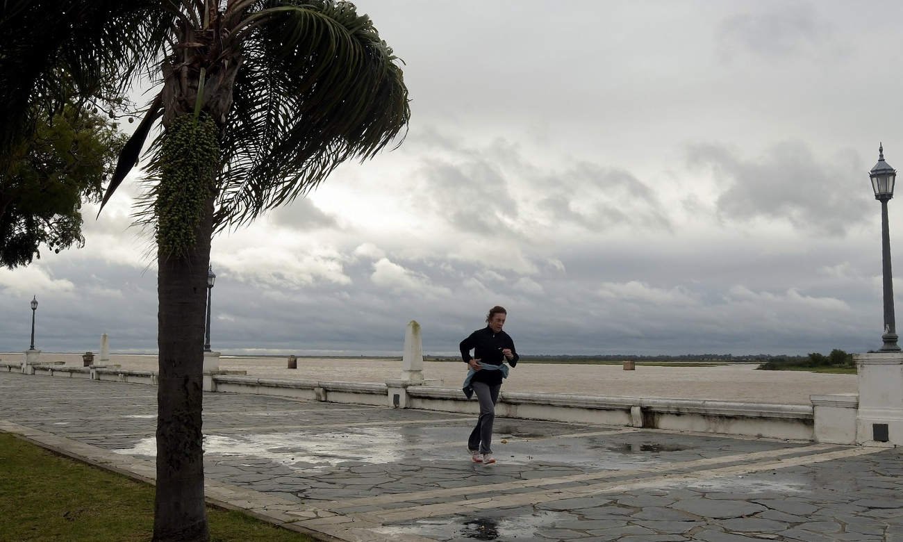 Jornada ventosa en la costanera de Santa Fe, con ráfagas intensas que marcaron el paisaje. Foto: gentileza.
