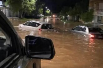 Calles anegadas y viviendas afectadas por inundaciones en Villa Minetti tras intensas lluvias.