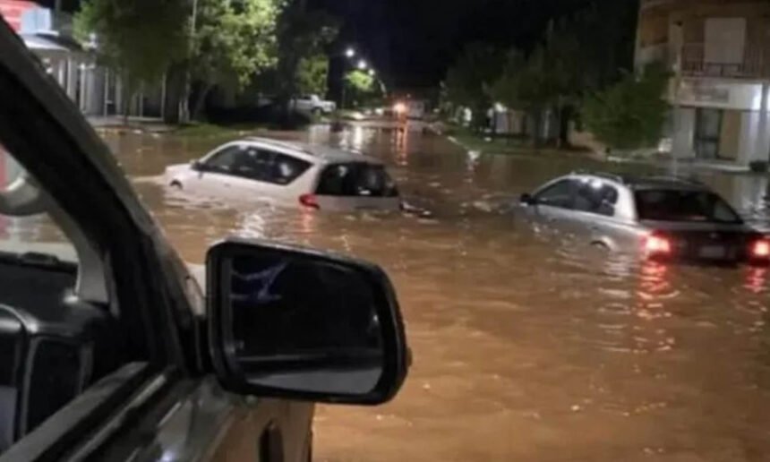 Calles anegadas y viviendas afectadas por inundaciones en Villa Minetti tras intensas lluvias.
