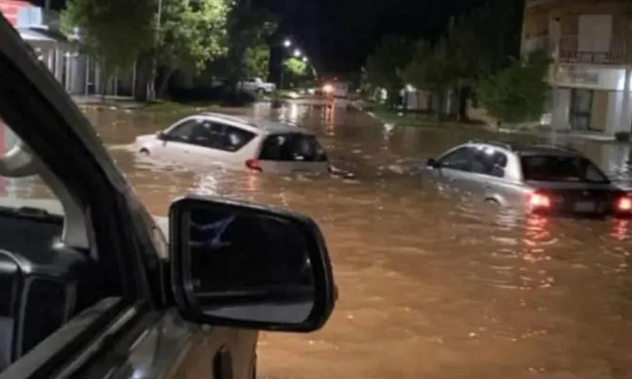 Calles anegadas y viviendas afectadas por inundaciones en Villa Minetti tras intensas lluvias.