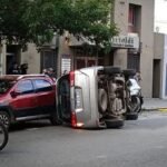 Auto volcado tras un accidente de tránsito en una calle céntrica de Santa Fe.