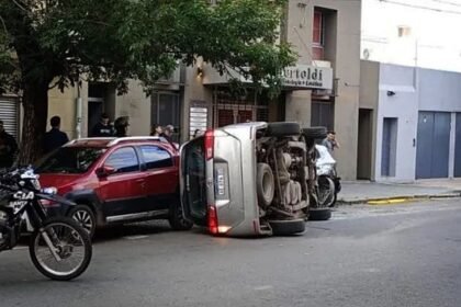 Auto volcado tras un accidente de tránsito en una calle céntrica de Santa Fe.