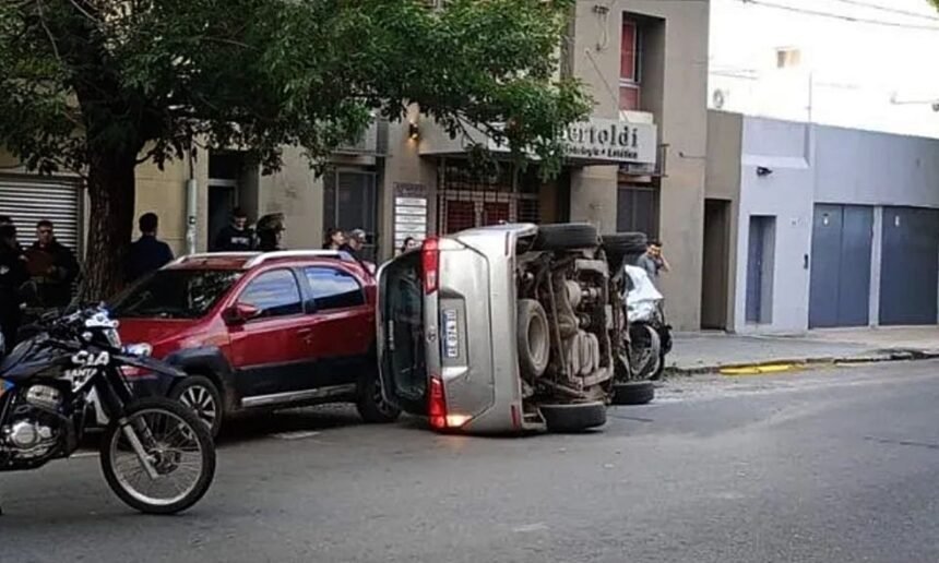 Auto volcado tras un accidente de tránsito en una calle céntrica de Santa Fe.