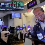 Operadores bursátiles trabajan frente a pantallas con cotizaciones en tiempo real en Wall Street, en una imagen de archivo que refleja la dinámica del principal centro financiero del mundo.