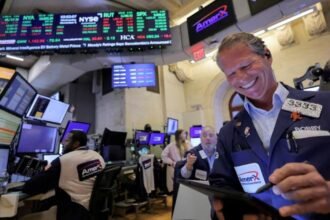 Operadores bursátiles trabajan frente a pantallas con cotizaciones en tiempo real en Wall Street, en una imagen de archivo que refleja la dinámica del principal centro financiero del mundo.
