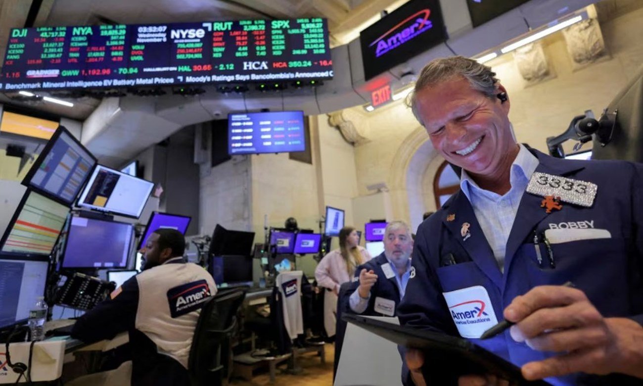 Operadores bursátiles trabajan frente a pantallas con cotizaciones en tiempo real en Wall Street, en una imagen de archivo que refleja la dinámica del principal centro financiero del mundo.